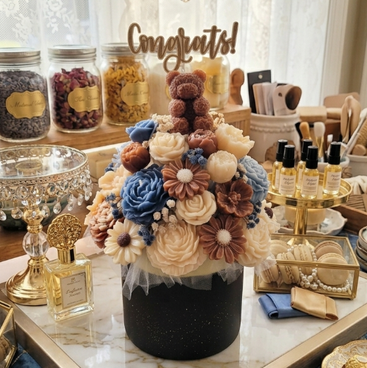 Large Floral Candle Bouquet in Round Box – Cashmere Bramble Berry Scent | Traditional Wick or Wickless Option